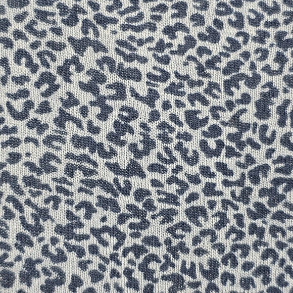 Athleta Top Womens Medium Blue Breezy Scoop V-Neck‎ Leopard Cheetah Active - Picture 3 of 12